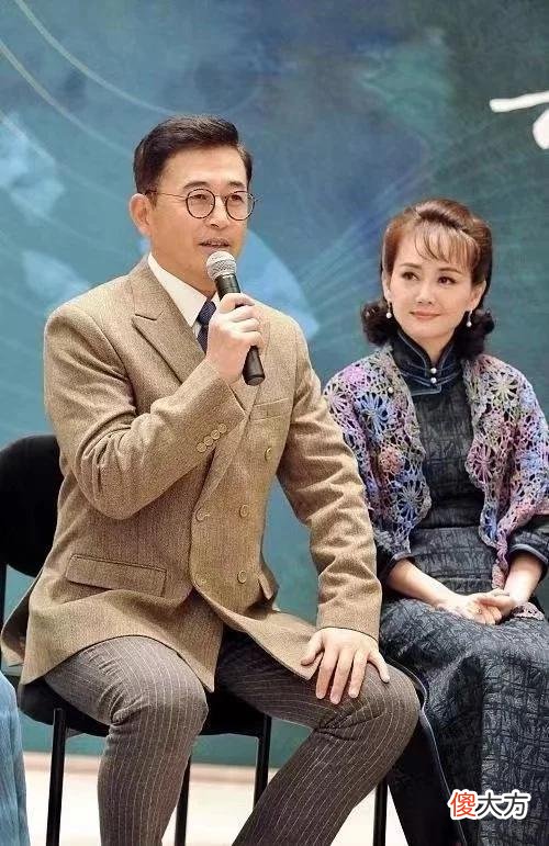 王志飞夫妇同台，妻子身着民国阔太装展现优雅气质，但却很显老