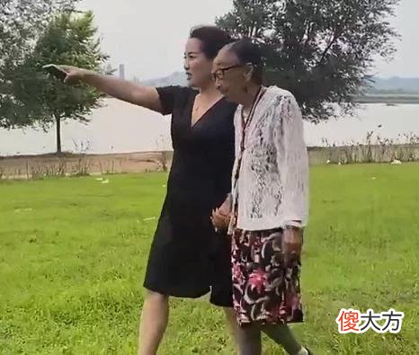 人生赢家？李玉成大小老婆同游，关系亲密似姐妹，网友：豁出去了