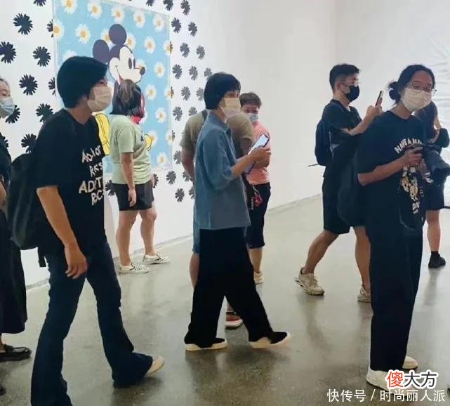 孙俪夫妻私下放飞自我！高调亮相看画展，邓超穿凉鞋孙俪大变样