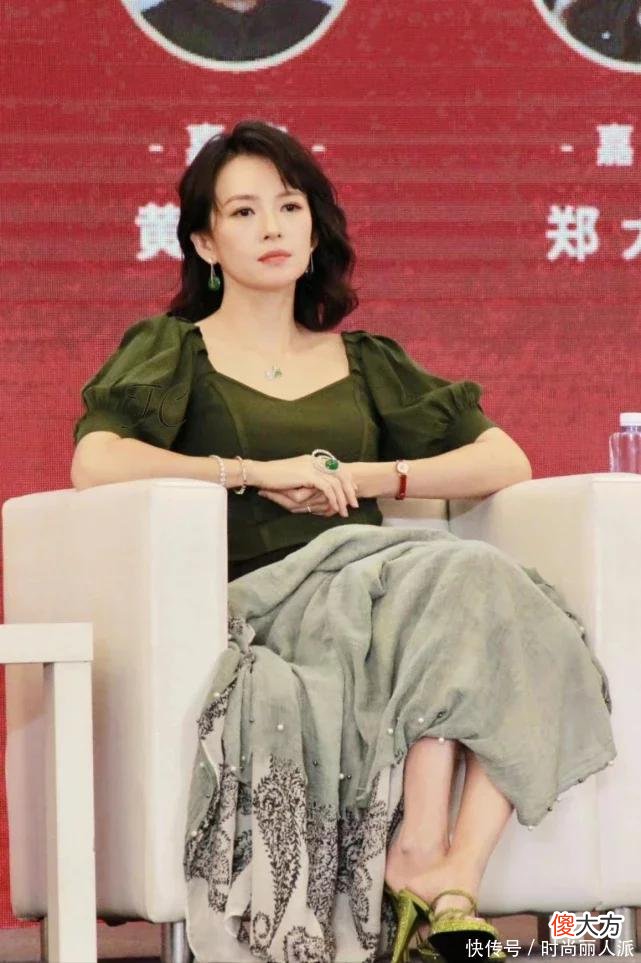 43岁章子怡老来得子真宠！抱2岁儿子吃力也不放手，儿子长得好壮