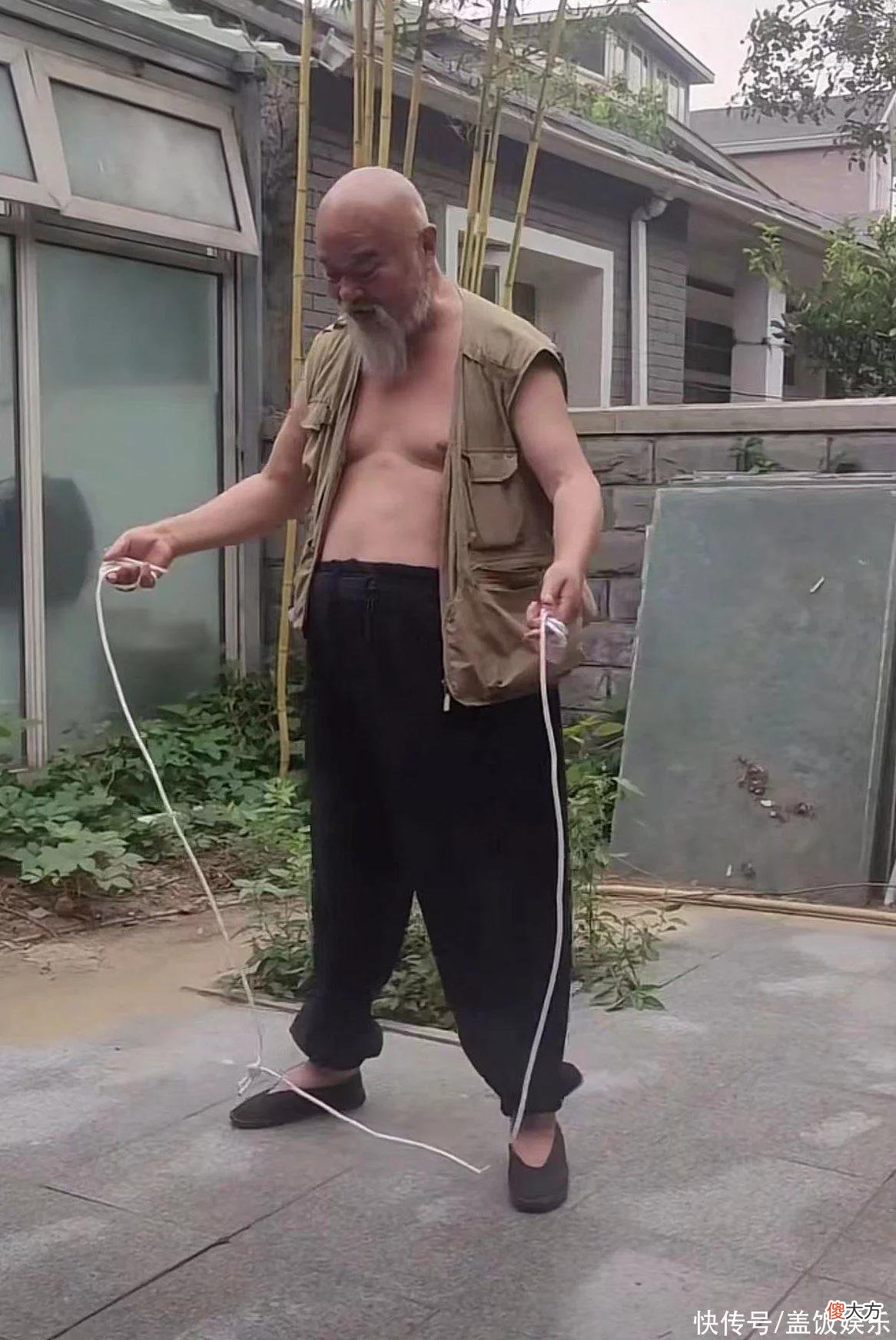 67岁李琦在北京独栋小院养老，打扮朴素老来瘦，老态龙钟仍要跳绳